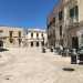 Alla sinistra dell'immobile si apre piazza Municipio. La percorriamo, entrando nel centro storico "vero e proprio". L'asfalto lascia il posto alle chianche bianche e ai tavolini di uno dei locali che da qualche anno animano finalmente la zona